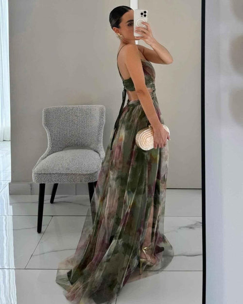 Amara – Elegant maxi dress made of floral chiffon, with delicate spaghetti straps and a sophisticated cut-out