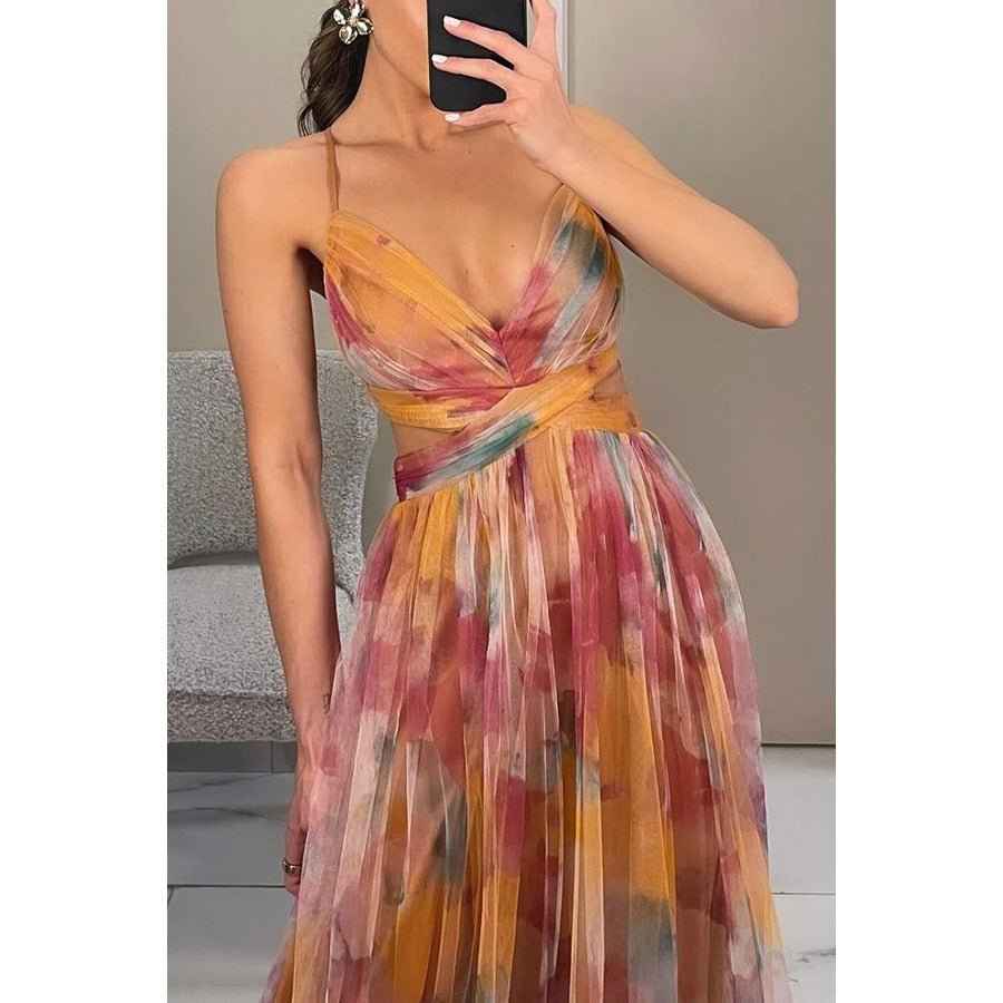 Amara – Elegant maxi dress made of floral chiffon, with delicate spaghetti straps and a sophisticated cut-out