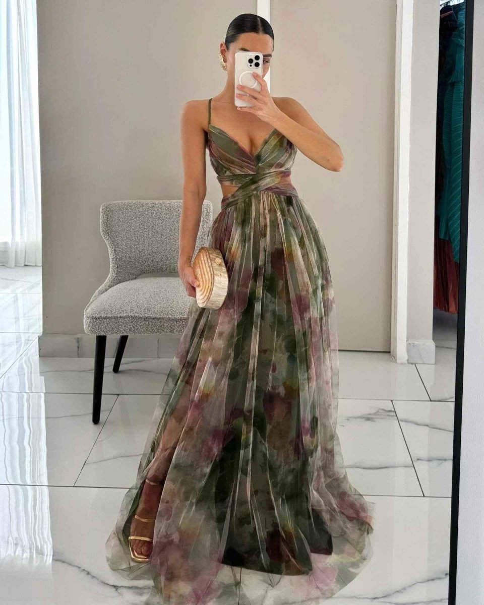 Amara – Elegant maxi dress made of floral chiffon, with delicate spaghetti straps and a sophisticated cut-out