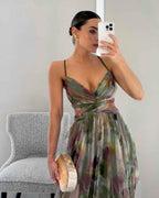 Amara – Elegant maxi dress made of floral chiffon, with delicate spaghetti straps and a sophisticated cut-out