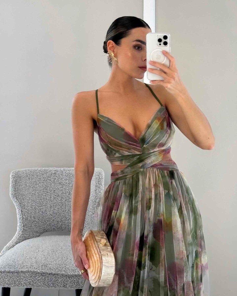 Amara – Elegant maxi dress made of floral chiffon, with delicate spaghetti straps and a sophisticated cut-out