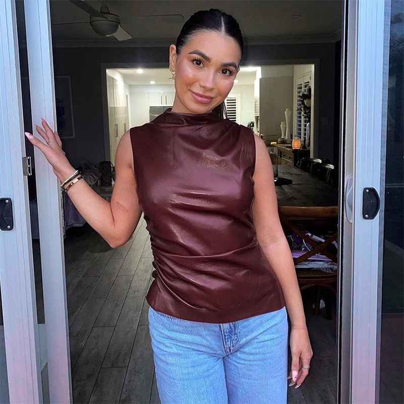 Amira – Ærmeløs Top med Ståkrave og Asymmetrisk Rynkning i Læderlook